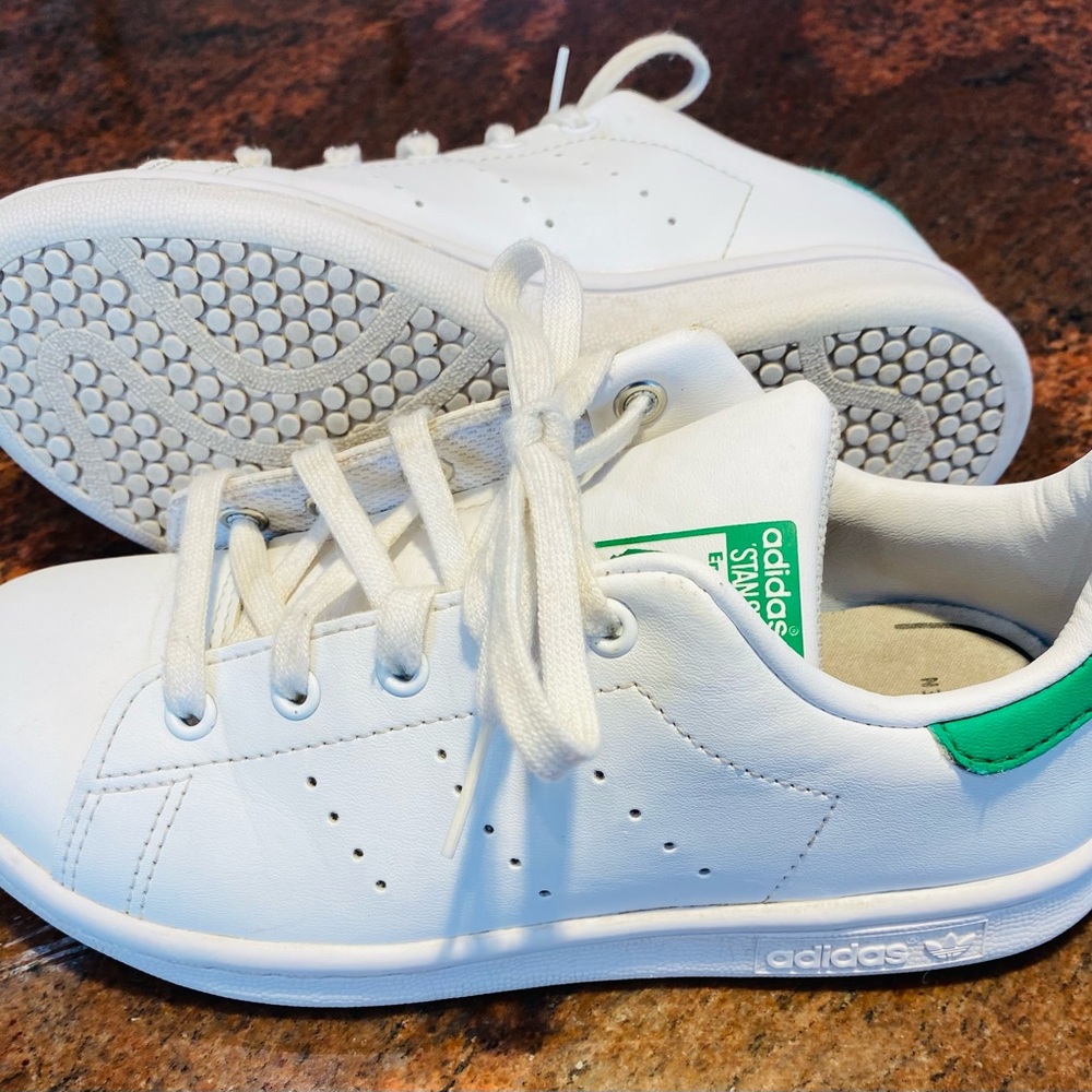 3 for $30 ADIDAS Originals White Leather Stan Smith
Sneakers - Picture 2 of 10